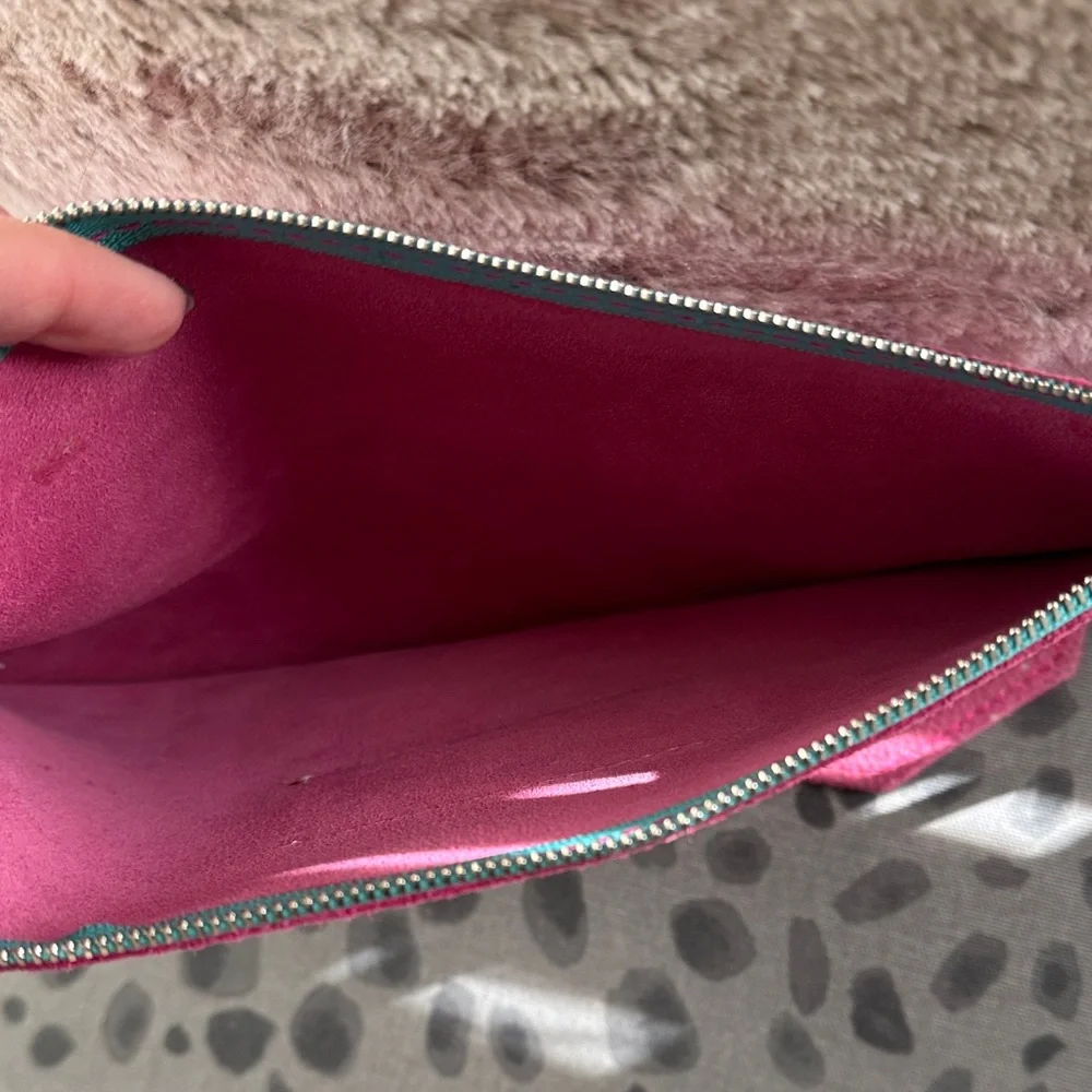 Brand New Meanwhile Back on the Farm Pink Stingray Leather Wristlet - Picture 6 of 8